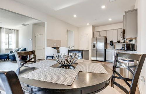 Near ATL! Spacious Townhome with Patio and WFH Setup - Foto 7