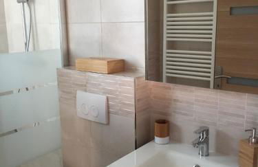 La maison parisienne maison deux pièces à louer au pied du métro - Foto 9