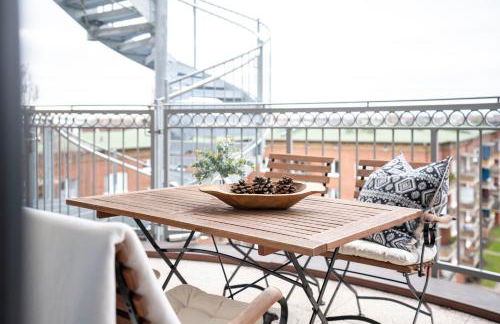 CLS Zentrale City-Wohnung in Hamburg mit E-Laden und Tiefgarage, Klimaanlage, gratis WLAN, Smart TV, großer Balkon, Nespresso Maschine inklusive Kapseln, Blick über Hamburg, Parkplatz, Cafe im Haus, Bushaltestelle direkt gegenüber, Flex Check In - Foto 6