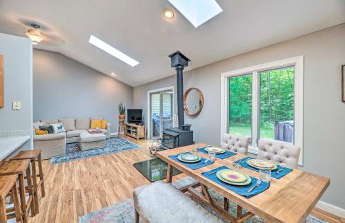 Cozy Whitehall Hideaway with Hot Tub and Chiminea! - Foto 8