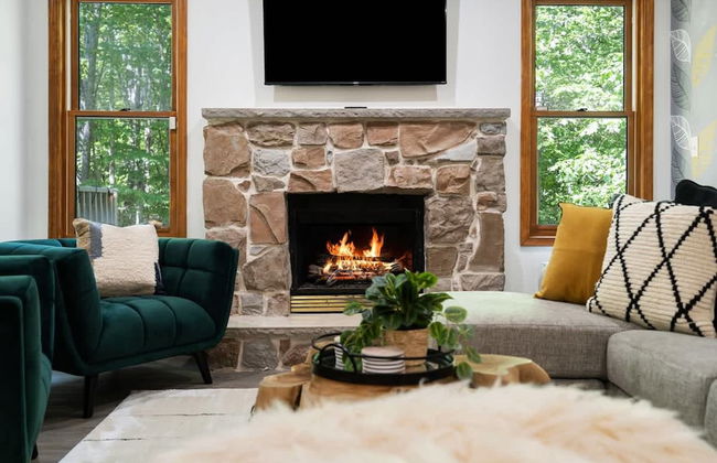 Charming Poconos Retreat With hot tub Fireplace - Foto 1