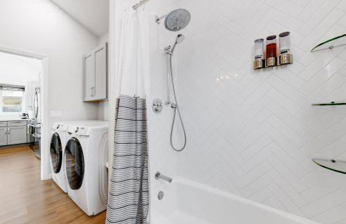 Bright Spacious Modern Getaway - Photo 17