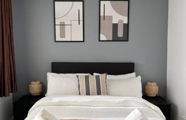 The Place with king beds, Ensuite Bathrooms, Close to Airport and Free Parking - Foto 11