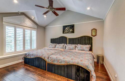 The San Bernard River waterfront provides private access to a spa, boat ramp, and jet skiing - Photo 41