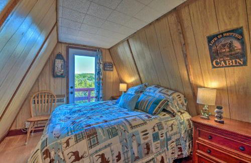 Steps to Lake! Charming Cabin Pool Access and Decks - Foto 20