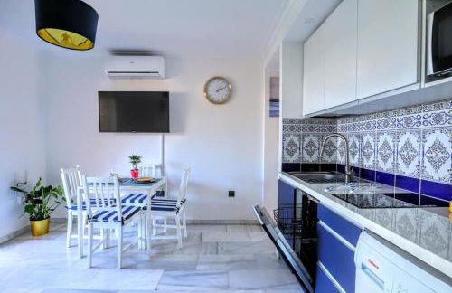 Blue Marine Home - Parking, Pool, AC, WiFi - Photo 10