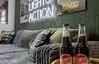 LKJ - Lakefront Home, Hot tub, Fire Pit, Games and Movie Room! - Foto 28