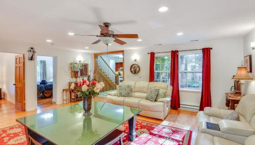 Walk to the Beach: Pet Friendly w/ Fire Pit! - Foto 4