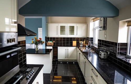 Spacious Family Home Minutes from the Beach - Foto 1