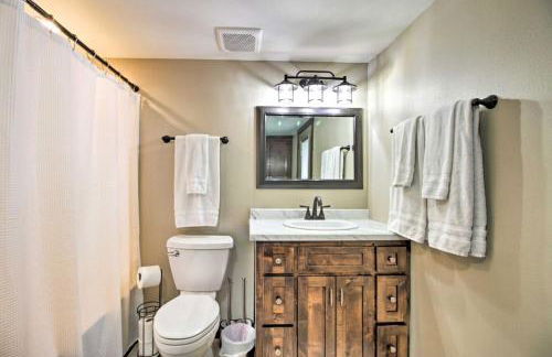 Lakefront Retreat with Dock and Game Room and Deck - Foto 26