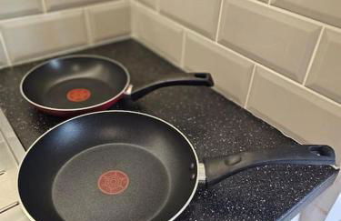 StayZen Apartments - Free Parking & Private Garden Ground Floor Central Woking - Business & Leisure - Photo 35