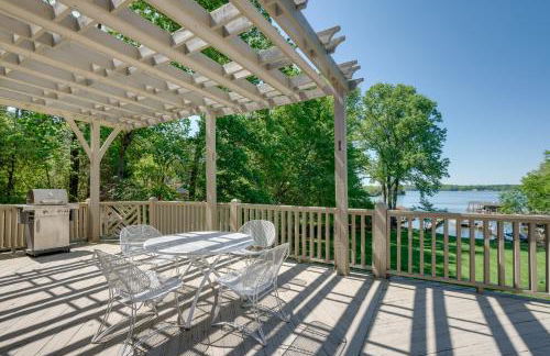 Scenic Smith Mountain Lake Getaway with Deck and Dock! - Foto 2