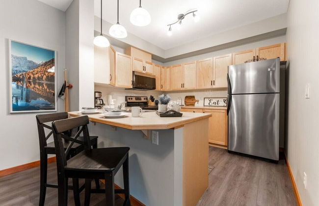 SPACIOUS 3-Br Luxury Condo | HEATED Pool + 3 Hot Tubs | Pool Table | Hm Theatre - Photo 13