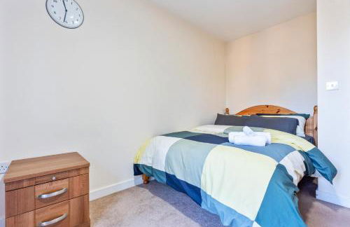Balmoral Court -Sleeps 6 - Free Parking with Workspace - Balcony & High-Speed WiFi - Foto 16