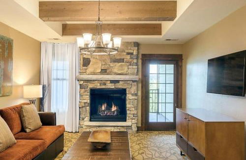 Relax surrounded by nature in this 1BD resort condo with resort amenities - Foto 8