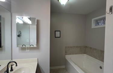 Spacious Gorgeous 3bd home with large deck Close to EVERYTHING - Foto 6