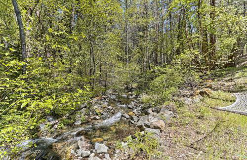 Vibrant Weaverville Escape with Deck and Creek! - Foto 3