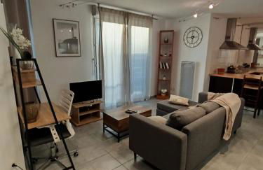 Essential Near stadium Air conditioning et Private parking - Foto 14