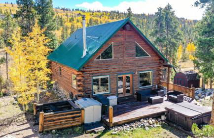Secluded Log Cabin with Views & Hot Tub, Foosball, Wood Stove - Heavenly Homestead - Foto 13