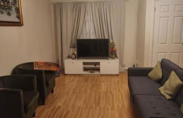 Captivating 3-Bed House in Kent - Photo 3