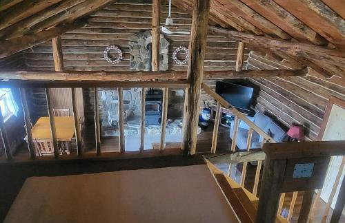 Charming Country Cabin- Cozy, Scenic View, HOT TUB, near CMAC - Foto 21