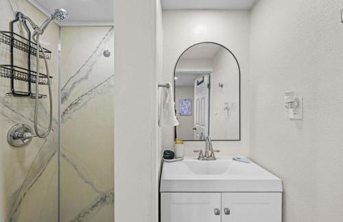 Remodeled 2BR Apartment w/ Garden Deck - Photo 18