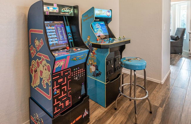 New Listing! Stylish 4 Bdrm W/pool and Game Room - Foto 33