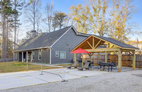 Gather, Play and Unwind! Modern Locust Grove Home - Foto 1