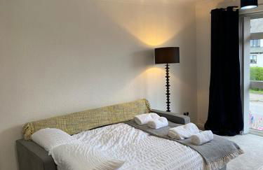 Spacious 2 Bed Village Flat sleeps 4/6 - Photo 7