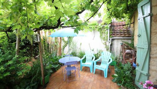 le gîte de Claire maison avec terrasse, calme et confort, lit king size linge fourni - Foto 2, Garden, Garden view