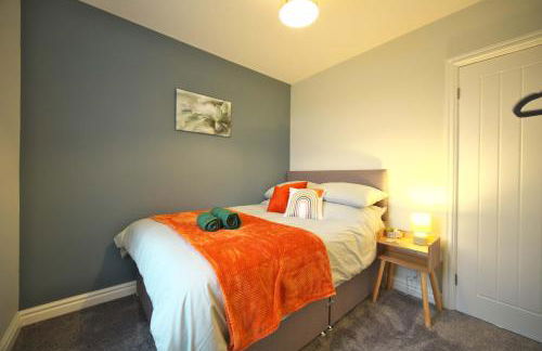 Luxury Bungalow, 3 bedrooms, 5 beds, sleeps 8, transport links, parking, Wi-Fi - Foto 5