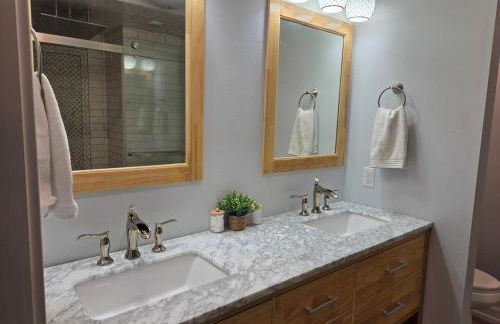 Luxury Downtown Cedar Falls Retreat - Pool Table - Outdoor Dining - Sleeps 12 - Foto 18