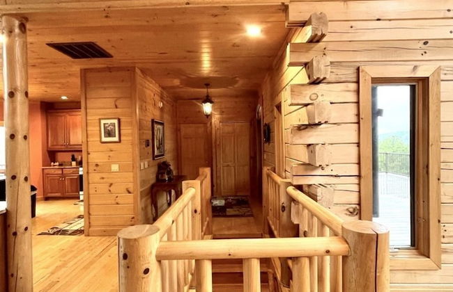 A true log cabin with 360 degree mountain views - Pet and Motorcycle friendly! 5 Bedroom Cabin by RedAwning - Foto 26