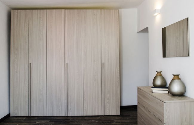 JOIVY Stunning 2-BR Flat w/ Balcony - Photo 4