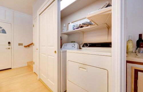 Near Dtwn and Pioneer Park Home with Furnished Patio - Foto 23