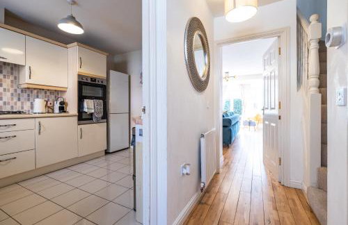 Modern and Spacious Home From Home 1 mile from M1 - with Netflix, Prime Video, PS5, free parking, superfast WiFi, BBQ - Sleeps 11 - By Brightleap Apartments - Foto 42