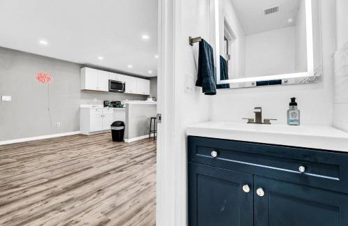 Welcoming 2BR Apartment Near Campus and Shops - Foto 9