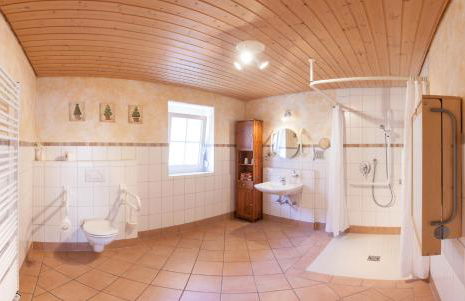 FERIENHOF KATZENMAIER, Bauernhof- und Familienurlaub am BODENSEE, großzügig wohnen, MESSENAH und teils BARRIEREFREI, Spielangebot für drinnen und draußen, Parkplatz am Haus, gute ÖPNV-Anbindung - Foto 37