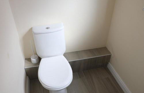 The Iris house is close to city centre and is ideal for tourists, visiting family members or work related activities including contractors - Foto 17