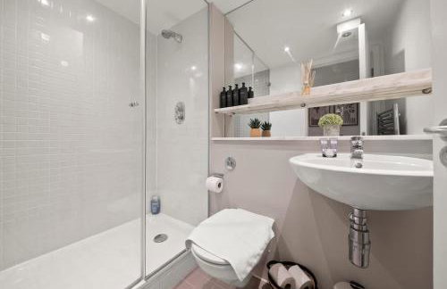 Modern 2 Bed Apartment in Greenwich, 24h Free Parking, Great for Business & Contractors, Sleeps 6 - Photo 29