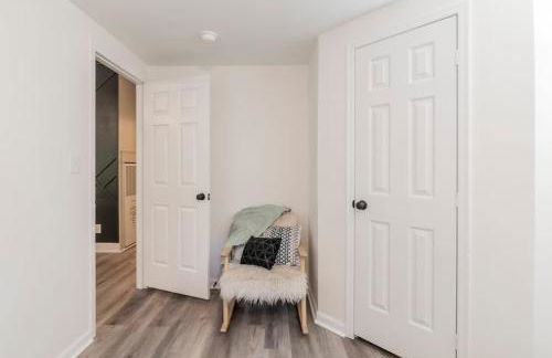 Cozy 3BR Country Retreat with Porch Games & Modern Comforts - Foto 9