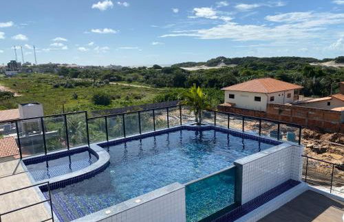 No Atalaia, Fort Poseidon rua do Atalho a 700 metros da praia do Atalaia, apartamento novo decorado, varanda, sala de estar e jantar, 02 suítes, 03 banheiros, lavanderia, cozinha, piscina, churrasqueira, salão de jogos, vista parcial das dunas e mar - Photo 2