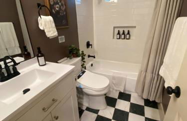 Freshly Renovated Family Home with Game Room, AC, King Bed, Luxury Bathroom - Foto 20