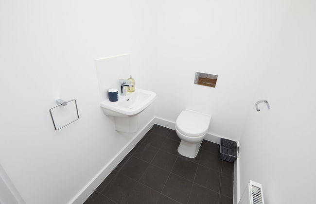 3 Bedroom Large House - Train Station - Photo 22