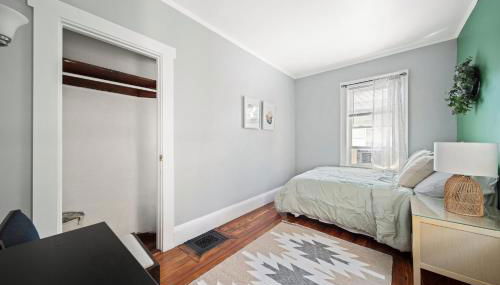 Well-Lit Bedroom near Transit and Charles River - Foto 2