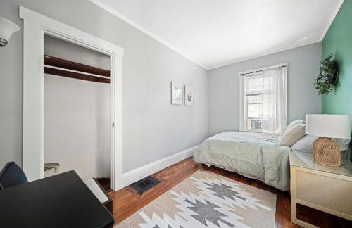 Well-Lit Bedroom near Transit and Charles River - Foto 2