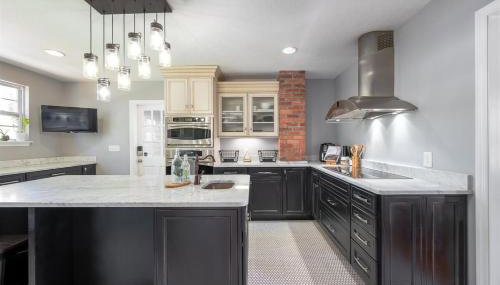 Charming 3BR Home Near DT with King Bed and Fire Pit - Foto 2