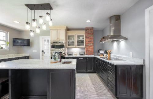 Charming 3BR Home Near DT with King Bed and Fire Pit - Foto 2