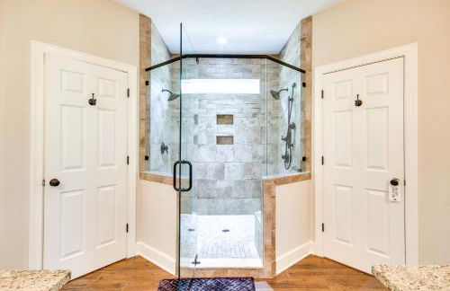 Stylish Hephzibah Home with Fire Pit and Theater Room! - Foto 13