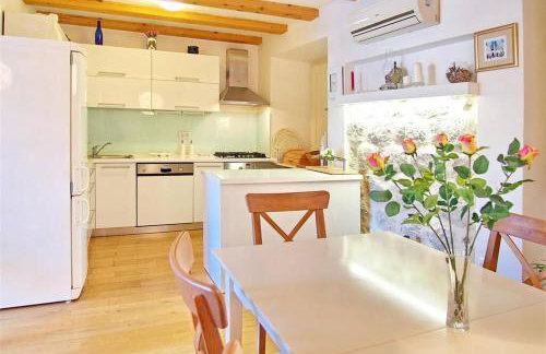 Waterfront stone house in city center - Photo 7